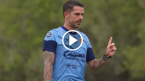 Fernando Gago tuvo un noble gesto con la afición de Chivas en Zacatecas antes de abordar el bus rojiblanco