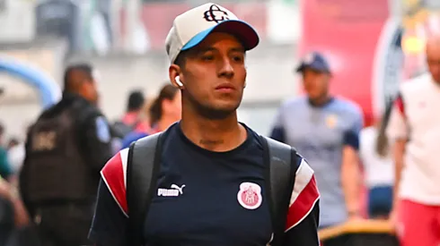 El Charal camina hacia el estadio.