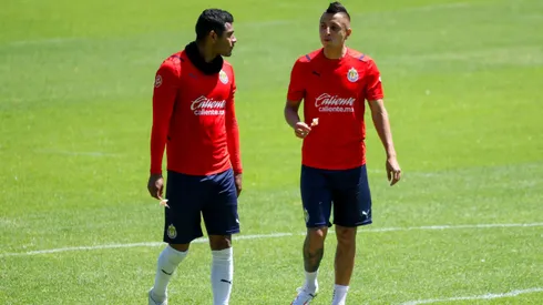 La reacción de Roberto Alvarado causó mucha gracia en la afición de Chivas