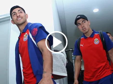 Víctor Guzmán y Erick Gutiérrez bromean con el regalo que recibieron