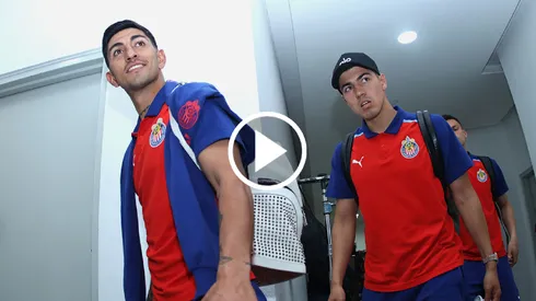 Pocho Guzmán y Guti bromean con un regalo que recibieron.