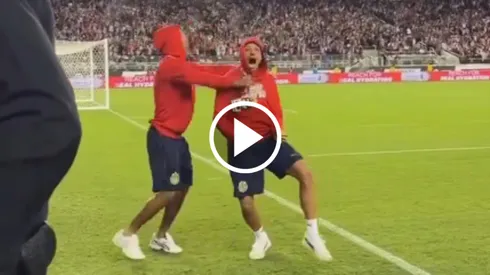 El festejo de Chicharito al gol de Alvarado.