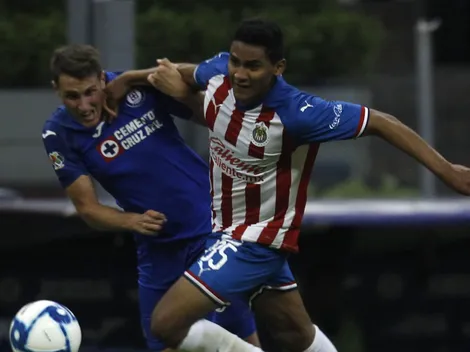 Santi Giménez no puede jugar en Chivas como Cowell