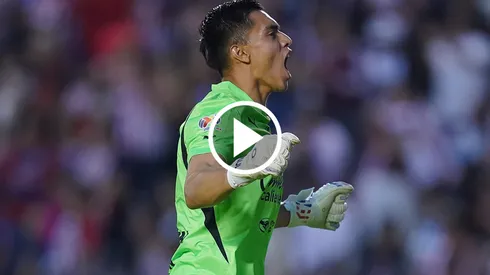 Raúl Rangel llevó adelante bestial atajada para Chivas.