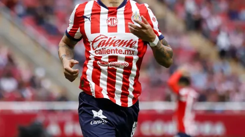 Directiva de Chivas busca acomodo para este futbolista