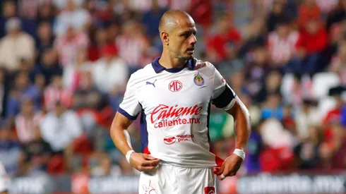 Chicharito, incrédulo por el arbitraje.