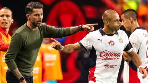 Gago platica con Chicharito en el campo.