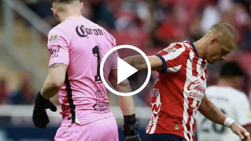 Chicharito lamenta su falla.