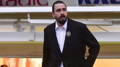 Amaury Vergara cerca de recibir un nuevo golpe.