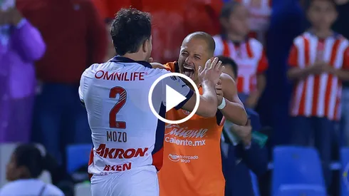 Así recibió Chicharito a Alan Mozo.