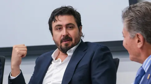 Amaury Vergara, en importante reunión.