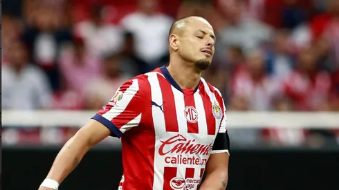 Gonzalo Pineda defiende a Chicharito.