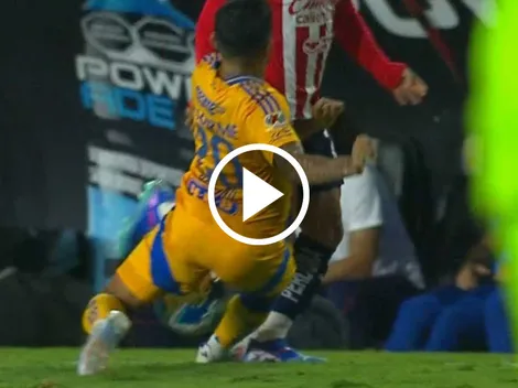¡Era roja! Video del brutal planchazo de Javier Aquino al Nene Beltrán