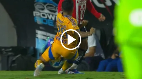 Brutal falta sobre Fernando Beltrán.