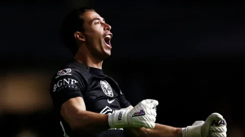 Óscar Jiménez celebra con el América.