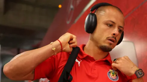 Chicharito en una llegada a partido con Chivas.