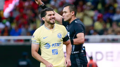 Henry Martin fue amonestado por el árbitro central tras su gesto y ahora recibió una multa económica