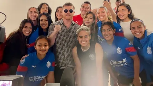 Saúl Álvarez desvió su camino al estrado del Estadio Akron para compartir una foto con Chivas Femenil