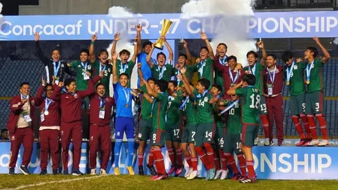 Isaác Martínez fue el encargado de levantar la copa de campeones de Concacaf Sub17 en Guatemala