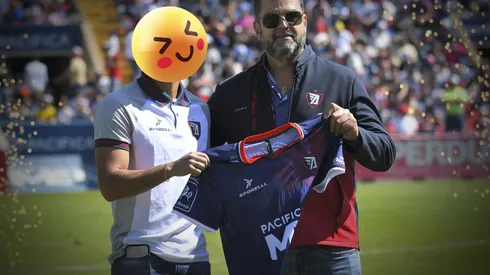 El exvolante de las Chivas fue presentado en medio del Estadio Tepa Gómez y nunca jugó