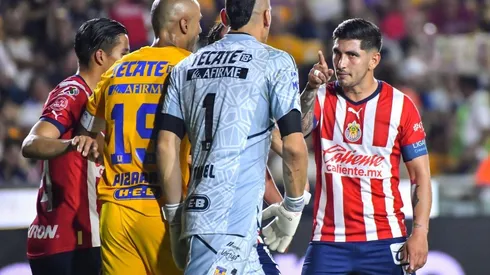 Víctor Guzmán tuvo un conato de bronca con el portero Nahuel Guzmán tras el gol de Ronaldo Cisneros