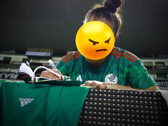 No quiso firmar el jersey de Chivas | Video