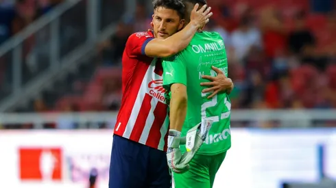 Hiram Mier consoló a su compañero Miguel Jiménez tras el empate con Querétaro