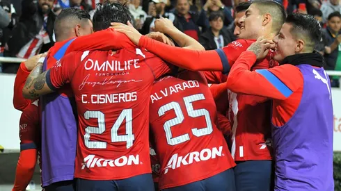 El jugador titular de Chivas que vive un momento complicado ¡NO ESTÁ CONCENTRADO!