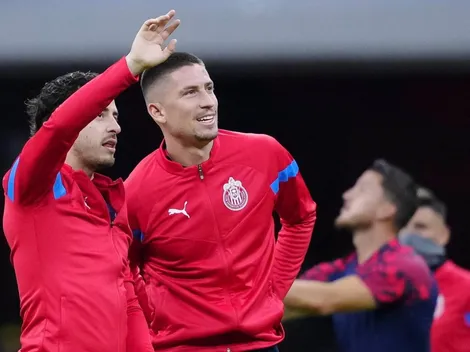 Jugadores de Chivas rifan dinero para los utileros