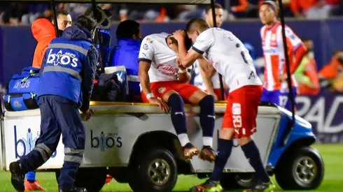 Alexis Vega apareció en muletas antes de volver a Guadalajara, tras la lesión que sufrió en la Jornada 2 de Clausura 2023