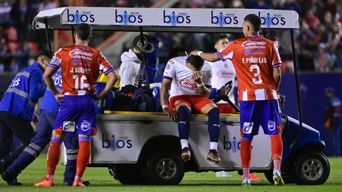Vega abandonó la cancha potosina ayudado por las asistencias médicas de las Chivas