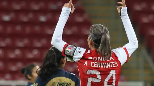 Cervantes lideró la victoria de las Chivas con un triplete para superar el centenar en su carrera