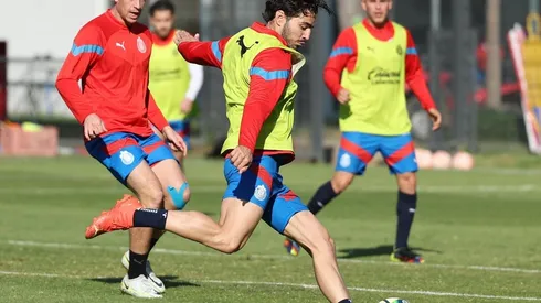 Ormeño entrenó este viernes con cintas adhesivas médicas en su rodilla izquierda