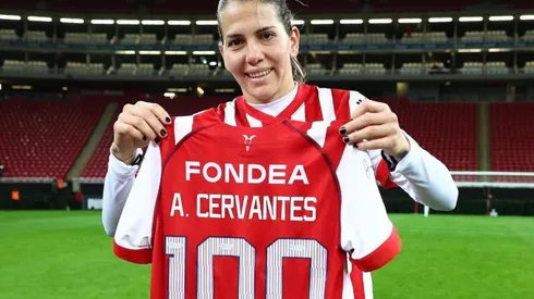 Alicia Cervantes posó con su playera centenaria que la inscribe en un selecto grupo de estrellas de la Liga MX Femenil