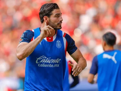 Afición de Chivas explota por la posible salida del Pollo