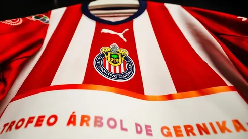 Los utileros del Rebaño Sagrado debieron improvisar este particular parche para ocultar al sponsor