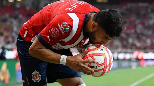 Chivas se prepara por la salida de Alexis Vega