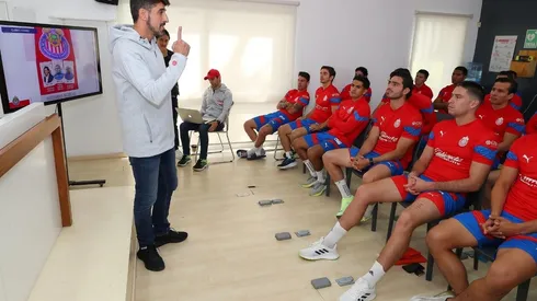 Paunović tuvo la oportunidad de dirigirse a varios de los elementos del primer equipo de las Chivas