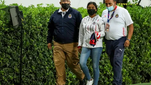 La intrépita chivahermana consiguió atravesar casi toda la cancha hasta abrazar a Blanca Félix