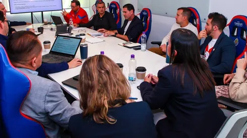 Fernando Hierro en su visita a Verde Valle se reunió con el sector deportivo de la organización