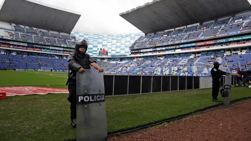 El efectivo policial colapsó a un costado de la cancha durante el partido en Puebla