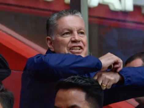 Inadaptado golpea a Ricardo Peláez