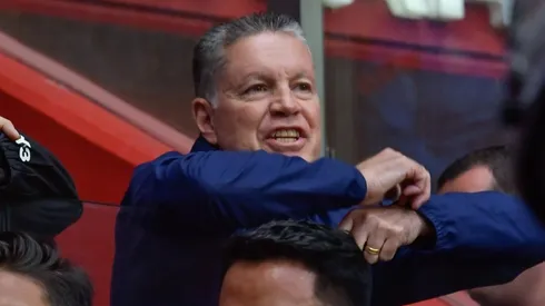 Inadaptado golpea a Ricardo Peláez