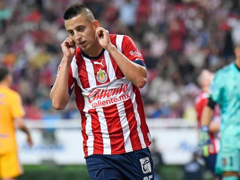 Juan Pablo Vigón toca las partes íntimas del Piojo Alvarado