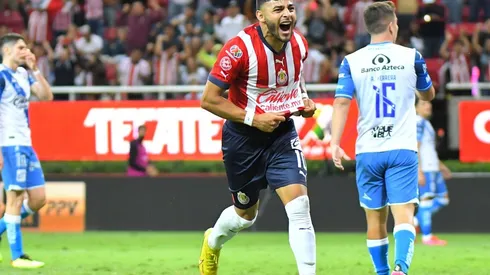 Alexis Vega hizo estallar de júbilo el Estadio Akron con su golazo a Puebla
