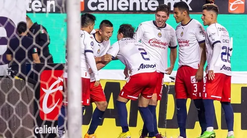 Roberto Alvarado anotó un golazo para darle la ventaja inicial a Chivas en Tijuana