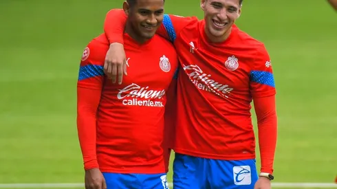 Tiba Sepúlveda resalta en una joven zaga defensiva de las Chivas, junto a Luis Olivas y Jesús Orozco