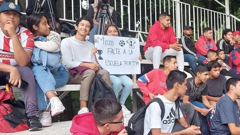 La audaz aficionada de las Chivas se llevó el premio del día en el entrenamiento a puertas abiertas