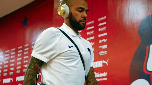 Dani Alves se marchó la noche del sábado del Estadio Akron tras compartir con la plantilla de Chivas