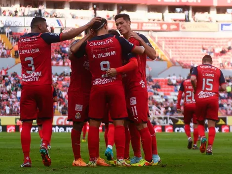 No ha jugado y tiene pie y medio fuera de Chivas